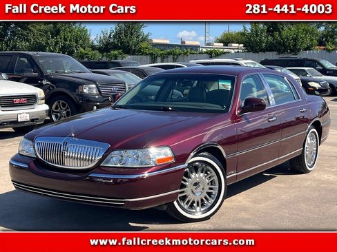 Used 2006 Lincoln Town Car Signature RWD image 1