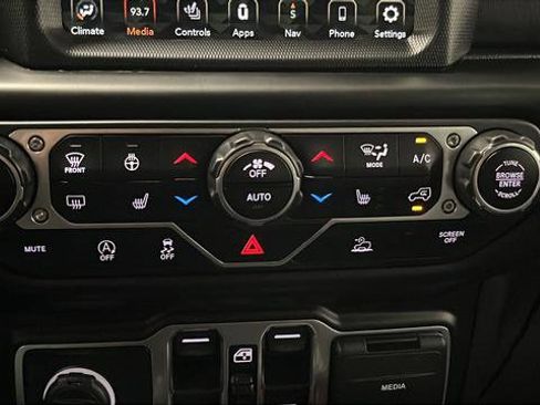 Used 2022 Jeep Wrangler Unlimited Sahara w/ Cold Weather Group AWD/4WD image 18