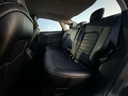 Used 2018 Ford Fusion SE w/ Fusion SE Technology Package image 19