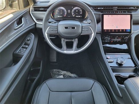 New 2025 Jeep Grand Cherokee Limited image 30