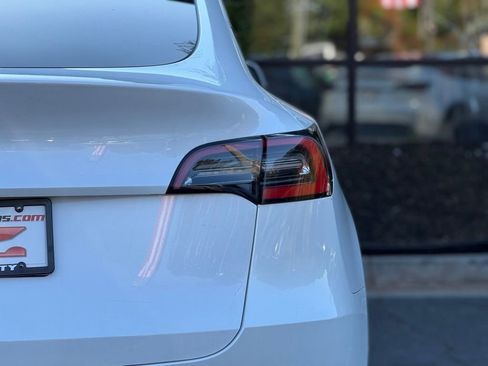 Used 2021 Tesla Model Y Long Range image 16