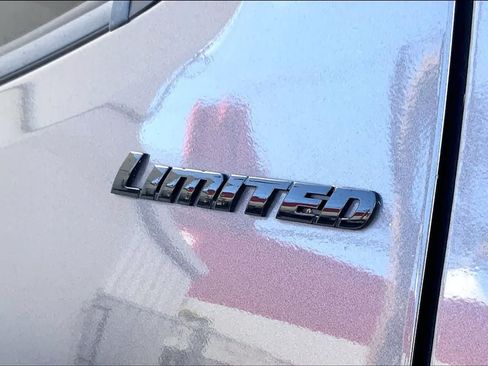 Used 2022 Toyota Tacoma Limited AWD/4WD image 7