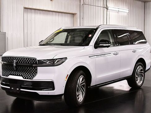 Used 2025 Lincoln Navigator Reserve AWD/4WD image 3