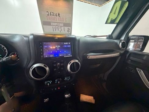 Used 2014 Jeep Wrangler Unlimited Sahara w/ Connectivity Group AWD/4WD image 18