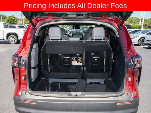 Used 2025 Toyota Sienna XLE FWD image 5