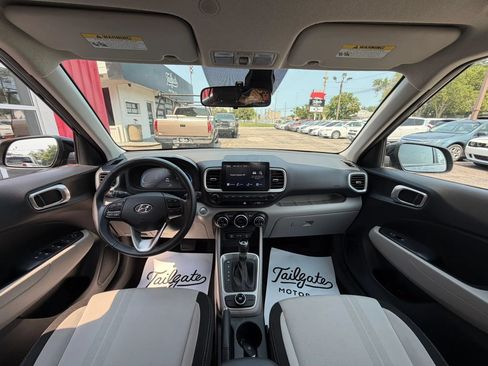 Used 2025 Hyundai Venue SEL FWD image 17