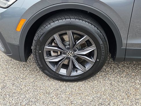 Used 2022 Volkswagen Tiguan SE w/ Panoramic Sunroof Package AWD/4WD image 7