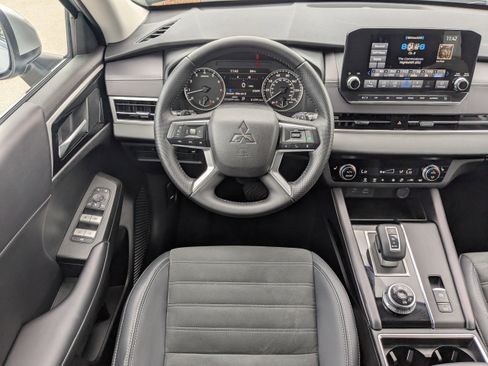 Used 2023 Mitsubishi Outlander SE image 19