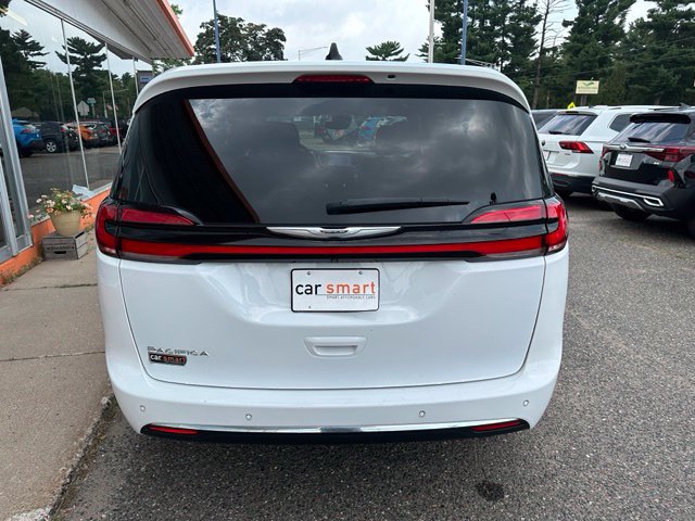 Used 2023 Chrysler Pacifica Touring FWD image 6
