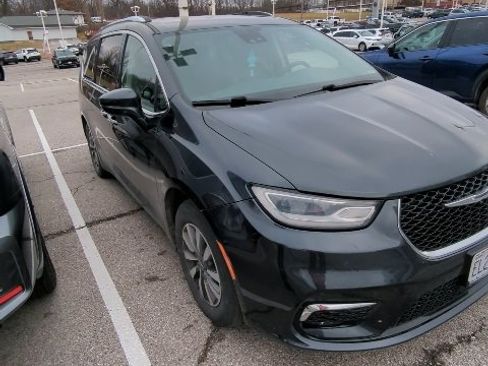 Used 2021 Chrysler Pacifica Touring-L image 3