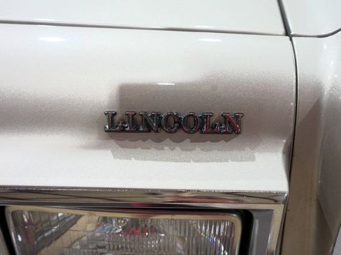 Used 1988 Lincoln Town Car Signature RWD image 22