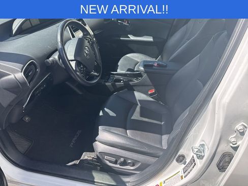 Used 2022 Toyota Prius XLE FWD image 5