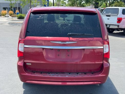 Used 2014 Chrysler Town & Country Touring FWD image 7