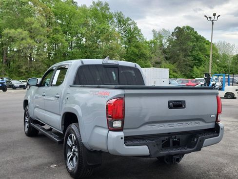 Used 2019 Toyota Tacoma TRD Sport image 3