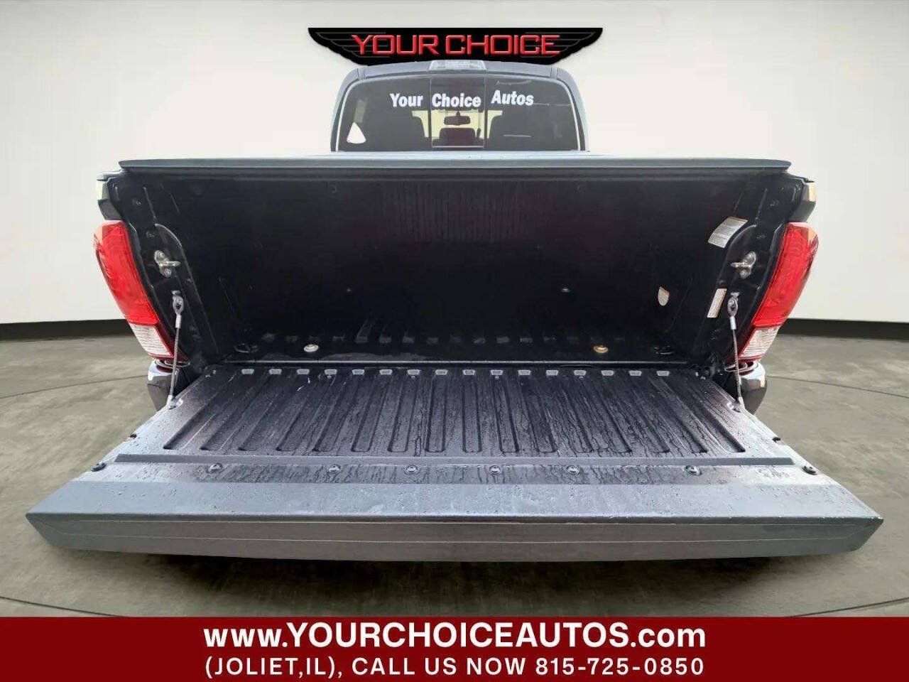 Used 2017 Toyota Tacoma TRD Sport w/ Tow Package (A/T) AWD/4WD image 4