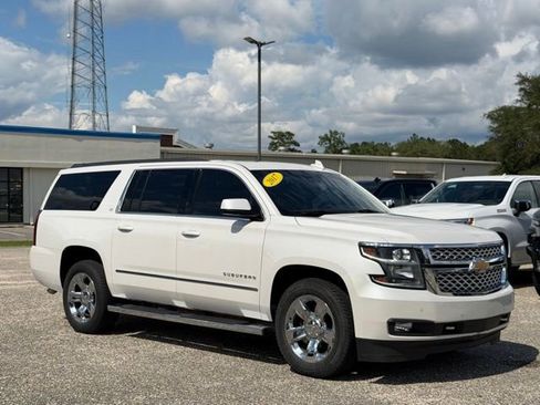 Used 2017 Chevrolet Suburban LT w/ LT Signature Package AWD/4WD image 8