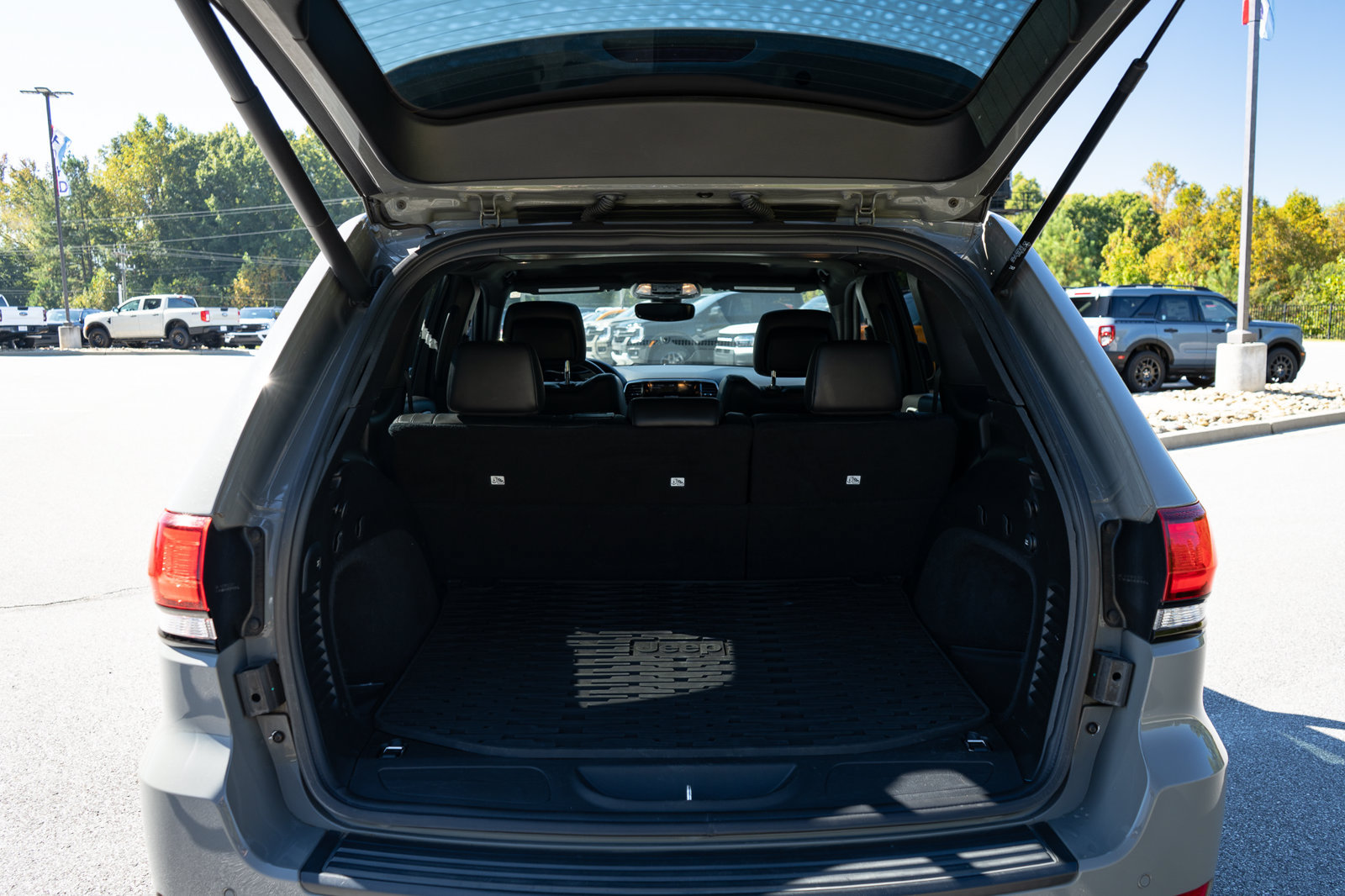Used 2020 Jeep Grand Cherokee Altitude AWD/4WD image 9