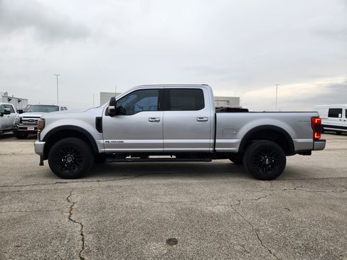 Used 2022 Ford F250 Lariat w/ Black Appearance Package AWD/4WD image 4