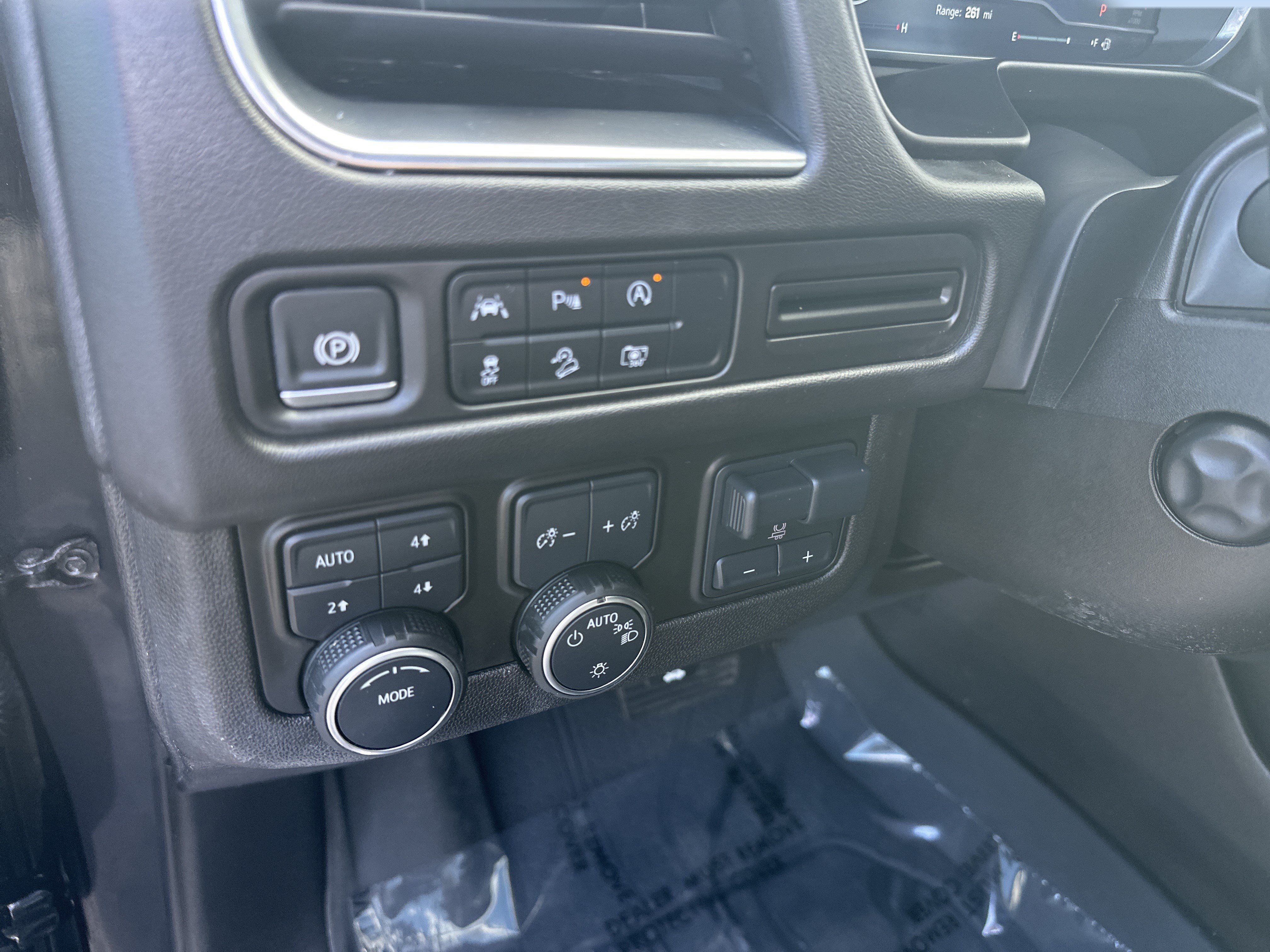 Certified 2024 Chevrolet Tahoe Z71 w/ Luxury Package AWD/4WD image 13