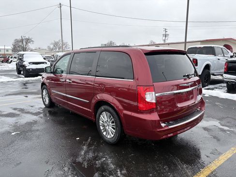 Used 2015 Chrysler Town & Country Touring-L w/ Driver Convenience Group image 22