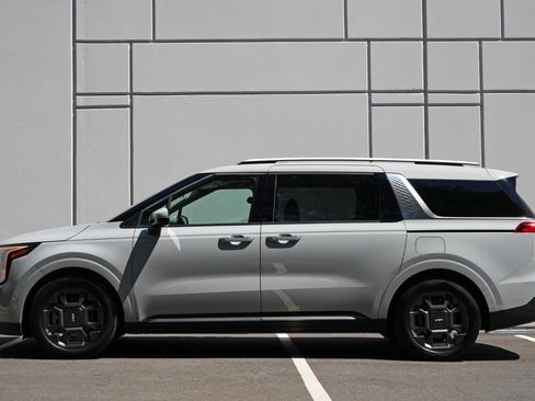 Used 2025 Kia Carnival SX FWD image 9