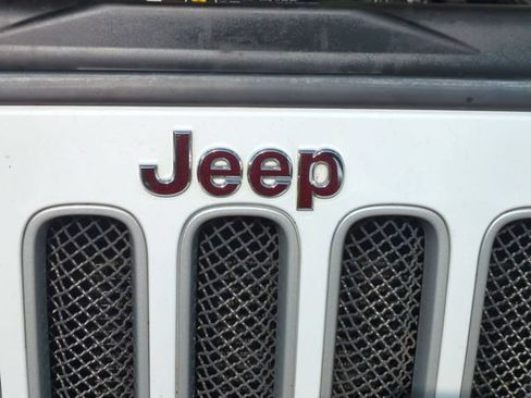 Used 2018 Jeep Wrangler Sahara w/ Connectivity Group AWD/4WD image 29