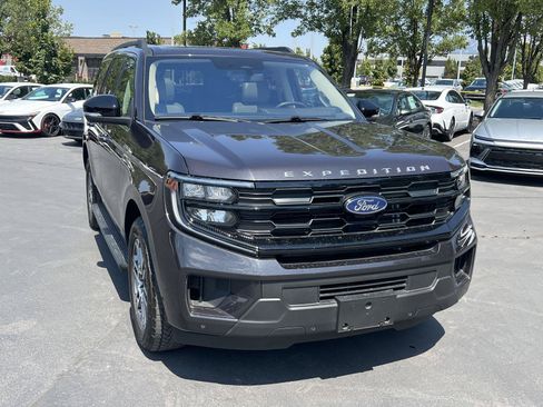 Used 2025 Ford Expedition Active AWD/4WD image 4