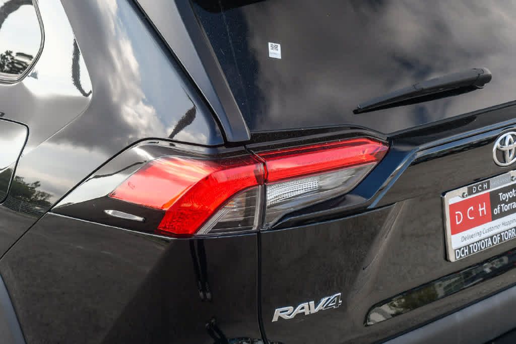 Used 2022 Toyota RAV4 XLE Premium FWD image 7
