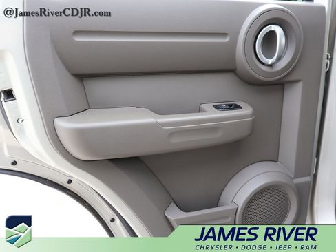 Used 2008 Dodge Nitro SXT image 16