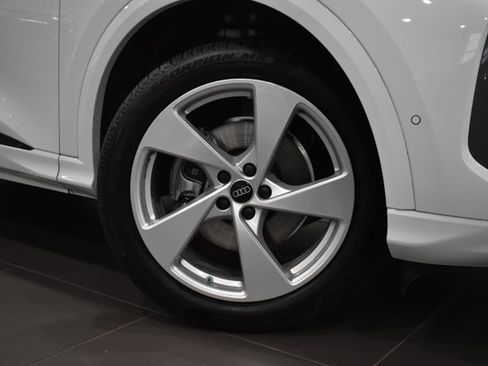 Used 2025 Audi Q5 Premium Plus w/ Premium Plus AWD/4WD image 2
