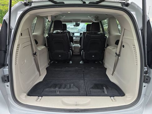 Used 2023 Chrysler Pacifica Touring-L FWD image 7