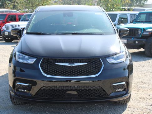 New 2026 Chrysler Pacifica Select image 2