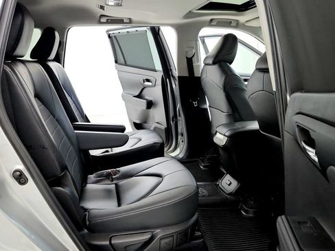 Used 2023 Toyota Highlander XLE AWD/4WD image 18