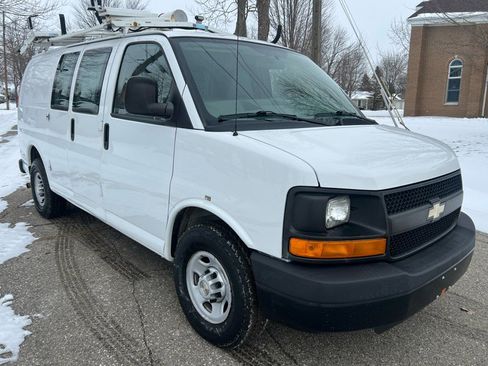 Used 2013 Chevrolet Express 2500 image 2
