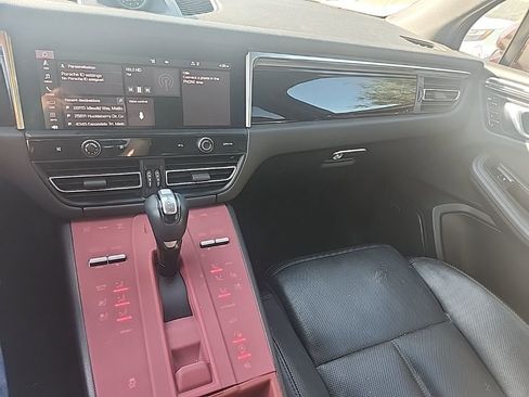 Used 2022 Porsche Macan Base image 14