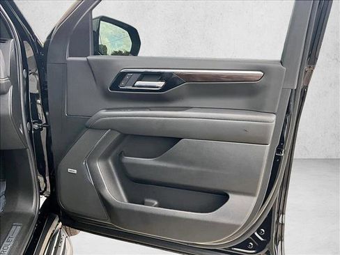 Used 2026 Chevrolet Suburban LT w/ Comfort Package RWD image 18