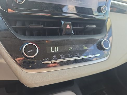 Used 2020 Toyota Corolla LE image 19