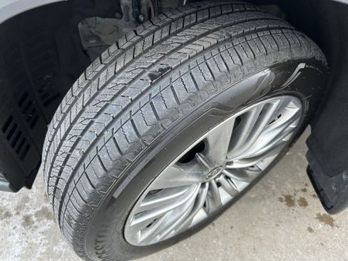 Used 2024 Toyota Highlander Platinum image 11