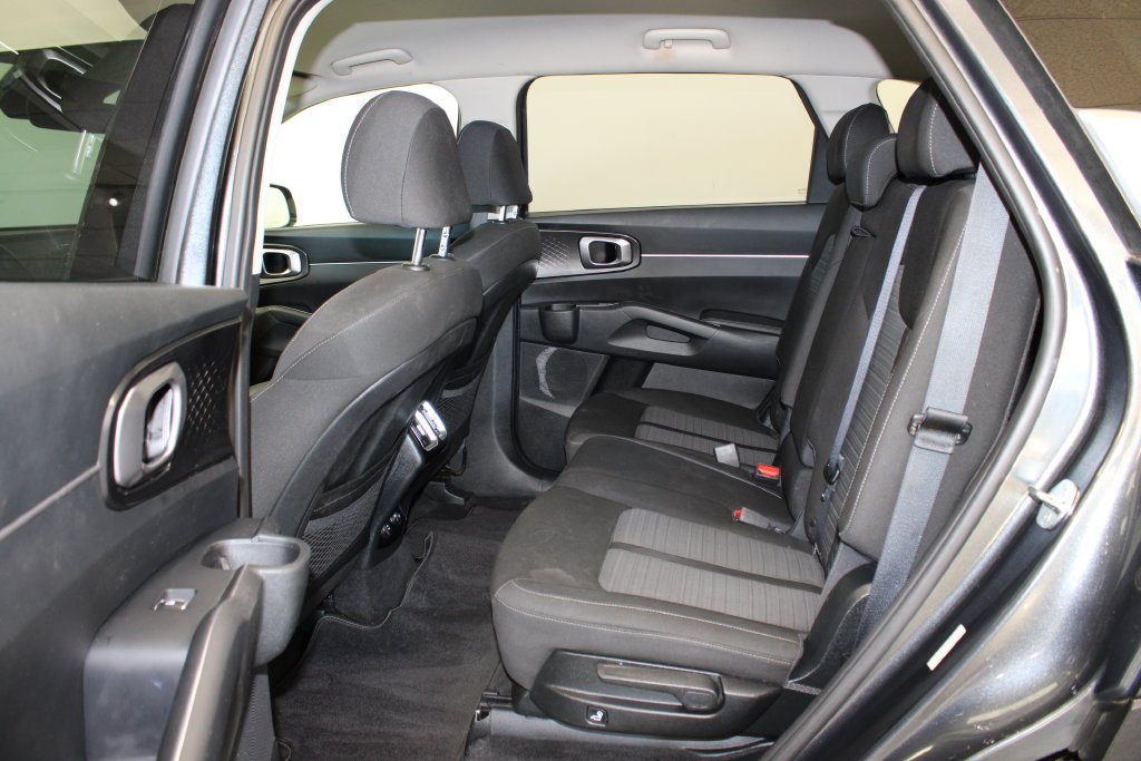 Used 2021 Kia Sorento LX AWD/4WD image 4
