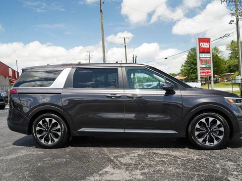 Used 2024 Kia Carnival EX FWD image 2