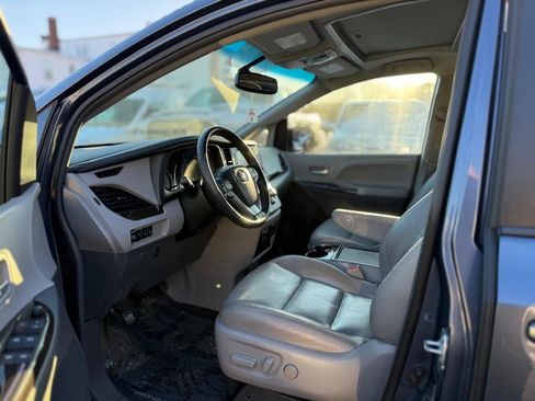 Used 2017 Toyota Sienna XLE Premium image 8
