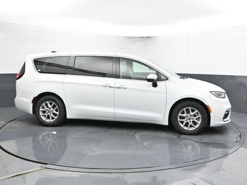 Used 2023 Chrysler Pacifica Touring-L FWD image 3