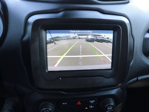 Used 2021 Jeep Renegade Latitude FWD image 24