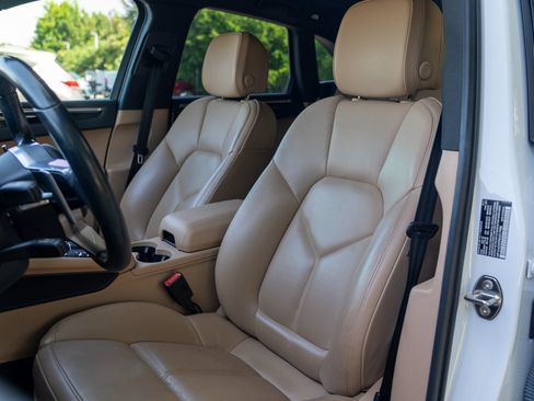 Certified 2021 Porsche Macan AWD/4WD image 25