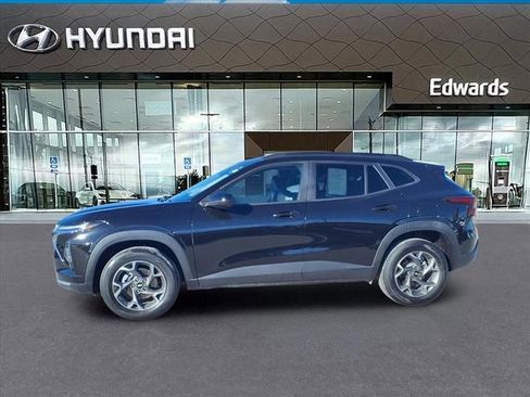 Used 2025 Chevrolet Trax LT w/ LT Convenience Package image 3