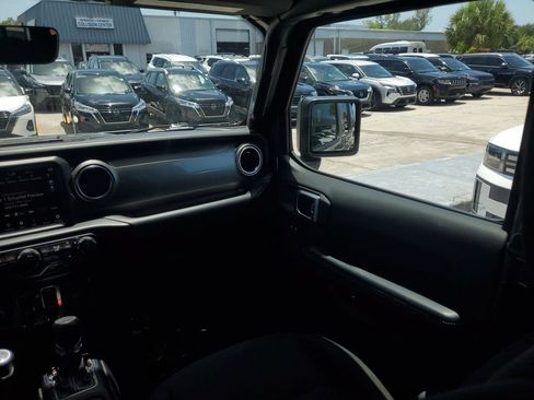 Used 2020 Jeep Wrangler Unlimited Sahara w/ Dual Top Group AWD/4WD image 22