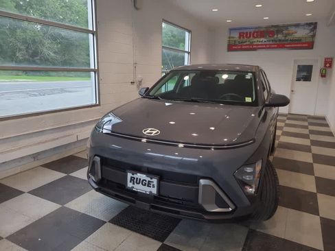 Used 2024 Hyundai Kona SE AWD/4WD image 2