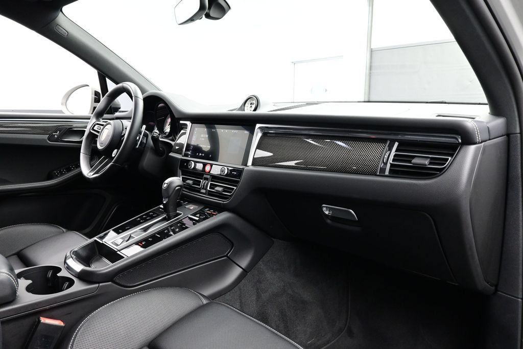 Certified 2025 Porsche Macan GTS AWD/4WD image 19