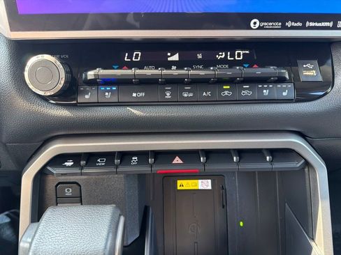 Used 2023 Toyota Tundra Limited AWD/4WD image 32