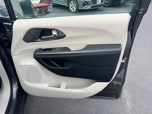 Used 2021 Chrysler Pacifica Touring-L FWD image 41